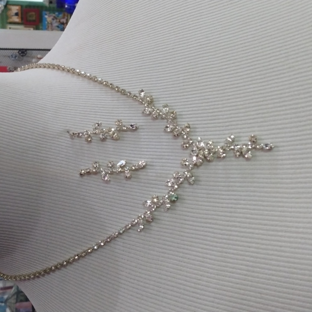 Sparkley rhinestone necklace and earrings